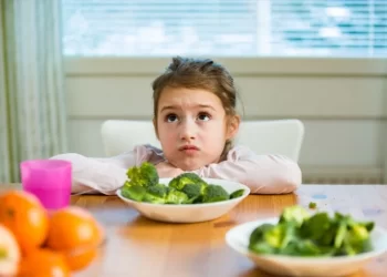 I detyroni fëmijët të hanë? Pasojat që ky veprim lë tek ata