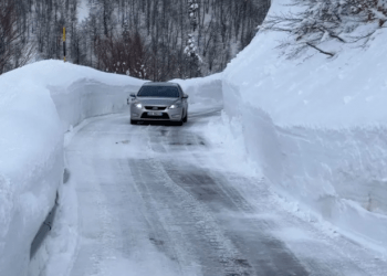 Deri në pesë metër borë, rruga drejt Thethit bllokohet nga orteqet