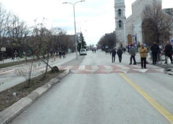 Ikën festat, por “Xhorxh Bush” në kryeqytet mbetet e bllokuar