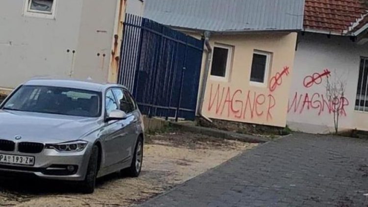 Grafite me emërtimin e grupit paramilitar rus ‘Wagner’ në veri të Mitrovicës