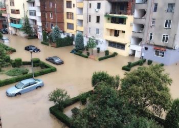 Moti i keq ‘mbyll’ 56 shkolla në vend