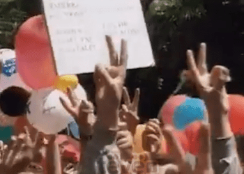 Demonstrata e fëmijëve të Prishtinës që tronditi Serbinë