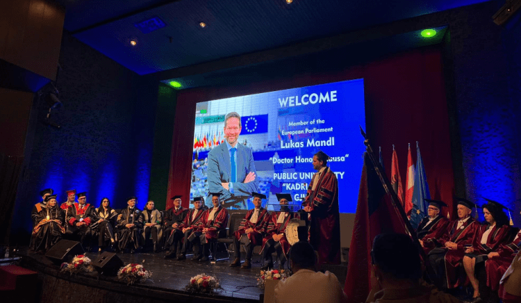 Eurodeputeti austriak: Kosova është foshnje e BE-së dhe e SHBA-së, ne duhet të kujdesemi për të