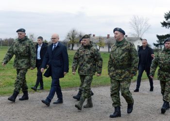 Ministri serb i Mbrojtjes vazhdon të merret me Kosovën: Sfidë