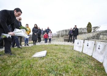 Kurti përkujtoi dëshmorët në Rogovë të Hasit