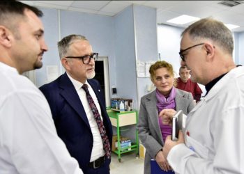 Ministri i Shëndetësisë, Arben Vitia viziton Klinikën e Kardiologjisë në QKUK