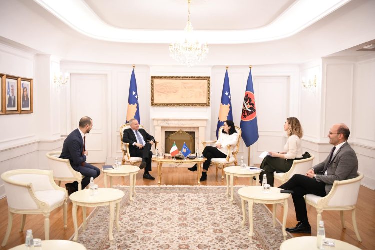 Osmani takohet me ambasadorin De Riu në prag të vizitës në Itali