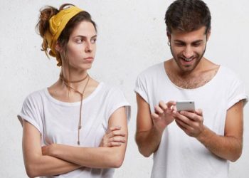 Ja disa arsye pse nuk duhet të kontrollojmë telefonin e partnerit