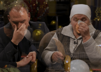 Fatmir Limaj emocionohet nga nëna e ushtarit të tij të rënë dëshmor (Video)