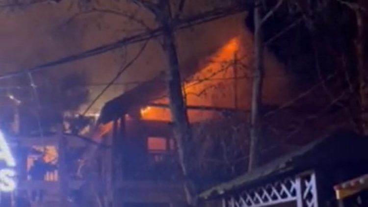 Vila në Bogë përfshihet nga flakët, nuk ka persona të lënduar(VIDEO)