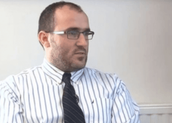 Analist BaraIiu apIikon për pasaportë amerikane me Iot në sy, thotë se u dorëzua dhe shan dikë