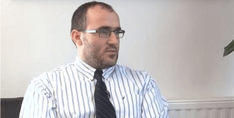 Analist BaraIiu apIikon për pasaportë amerikane me Iot në sy, thotë se u dorëzua dhe shan dikë