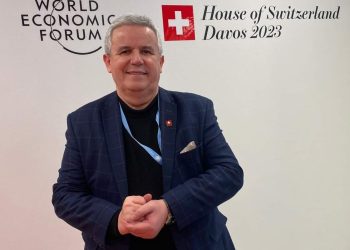 Ky është gazetari i vetëm shqiptar që po ndjek Forumin Botëror Ekonomik në Davos