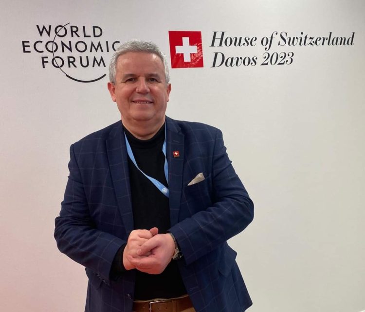 Ky është gazetari i vetëm shqiptar që po ndjek Forumin Botëror Ekonomik në Davos