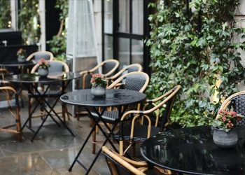 Një restorant në Paris akuzohet për ndarjen e klientëve sipas ngjyrës së lëkurës