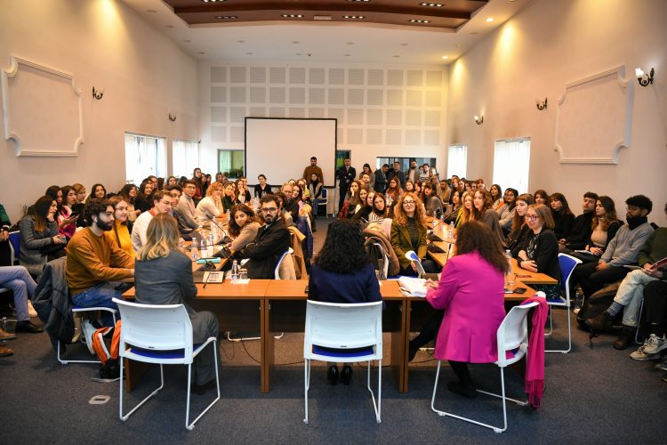 Osmani bashkëbisedon me studentët e huaj që kanë ardhur për vizitë në Kosovë