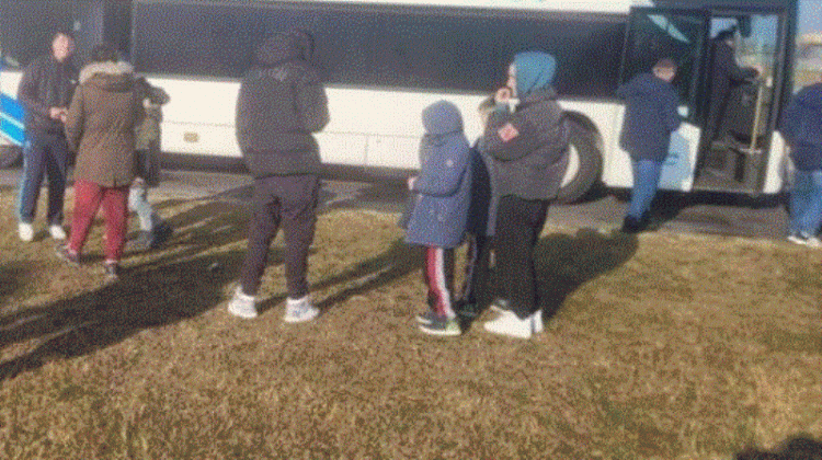 Mërgimtarë kanë mbetur në rrugë qe 2 ditë, policia hungareze s’lejoi kalimin e autobusit pa licencë
