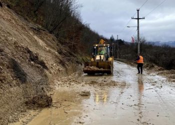 Zhbllokohet rruga Mitrovicë – Zubin Potok, ku kishte shembje të dheut