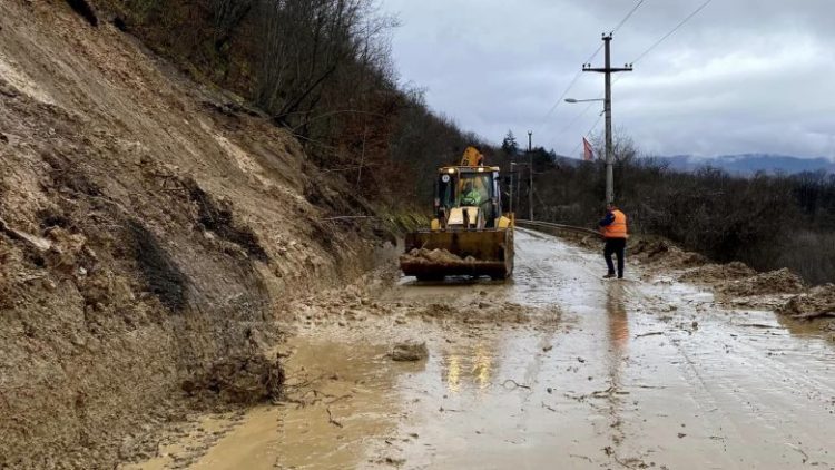 Zhbllokohet rruga Mitrovicë – Zubin Potok, ku kishte shembje të dheut