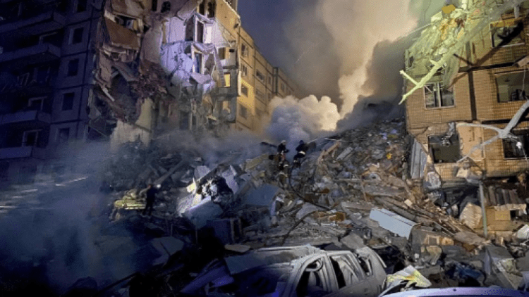 Pamjet e rënda tregojnë një grua që bërtet nën rrënojat e ndërtesës në Dnipro ( Video + 18)