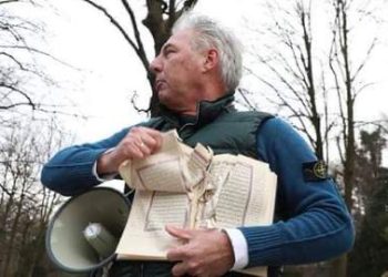 Një tjetër sulm i poshtër ndaj Kuranit: Udhëheqësi i së djathtës ekstreme grisi librin e shenjtë