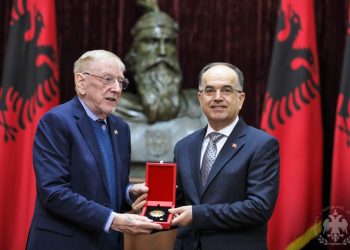 William Walker nderohet me medaljen ‘Kalorësi i Urdhrit të Flamurit’