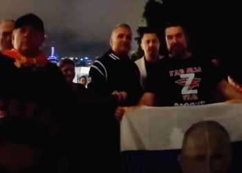 Babai i Novak Djokovic filmohet në Australian Open duke pozuar për foto me mbështetësit e Vladimir Putin