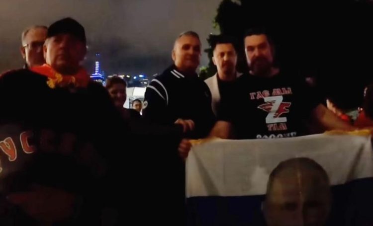 Babai i Novak Djokovic filmohet në Australian Open duke pozuar për foto me mbështetësit e Vladimir Putin