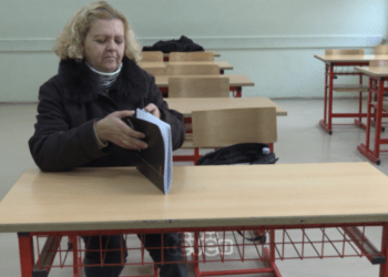 Në shkollën fillore  në Prishtinë ndjek mësimet edhe 54-vjeçarja nga Ferizaji