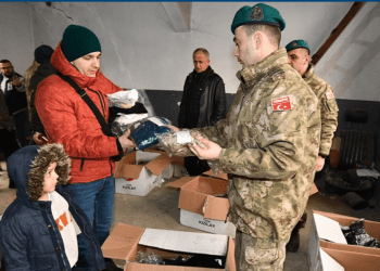 Ushtarët turq ofrojnë ndihmë me veshje për të prekurit nga përmbytjet në Kosovë