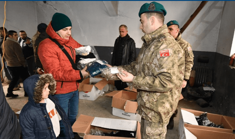 Ushtarët turq ofrojnë ndihmë me veshje për të prekurit nga përmbytjet në Kosovë