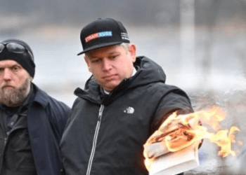 Politikani f*ashist danez djeg një kopje të Kuranit në Stockholm, rriten tensionet Turqi-Suedi