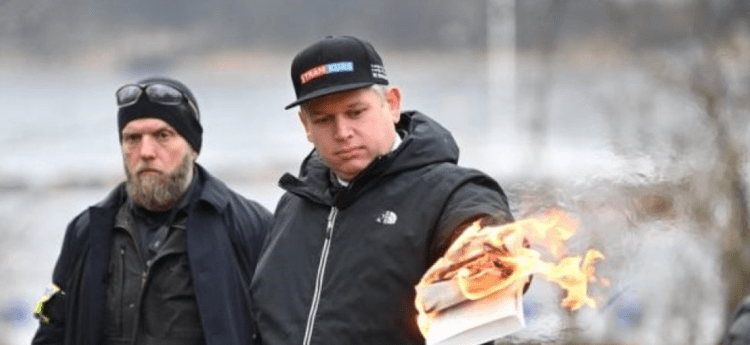 Politikani f*ashist danez djeg një kopje të Kuranit në Stockholm, rriten tensionet Turqi-Suedi