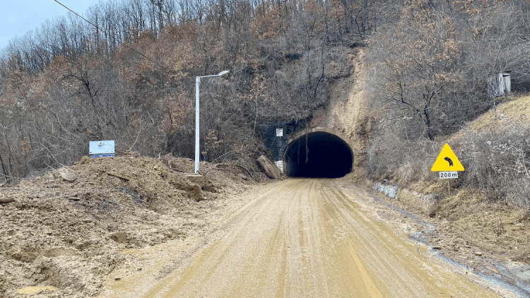 Lirohet për qarkullim tuneli afër pendës së liqenit të Ujmanit