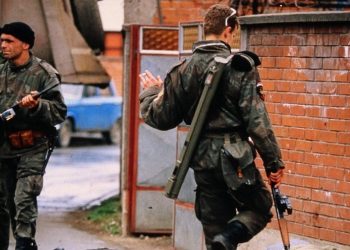 “Tigri” i Arkanit – kush është krimineli nga fotoja e famshme nga Bosnja që prej vitesh vazhdon të performojë si DJ në Serbi