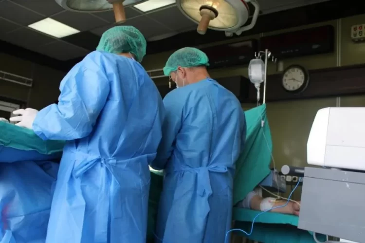 Spitali i Vushtrrisë: Dyshohet se tre kirurgë morën para nga pacientët për të kryer operacionet