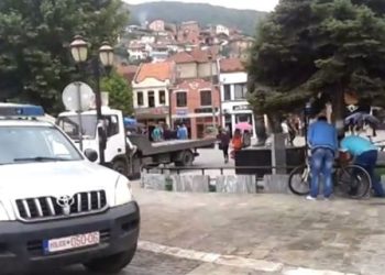Gruaja që tentoi t’i jap fund jetës në Prizren arrestohet për dhunë ndaj djalit të saj 12-vjeçar (FOTO)