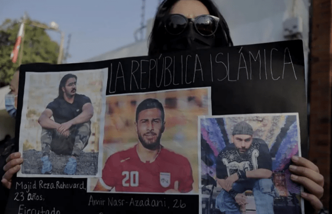 Regjimi në Iran dënon me 26 vjet burg futbollistin