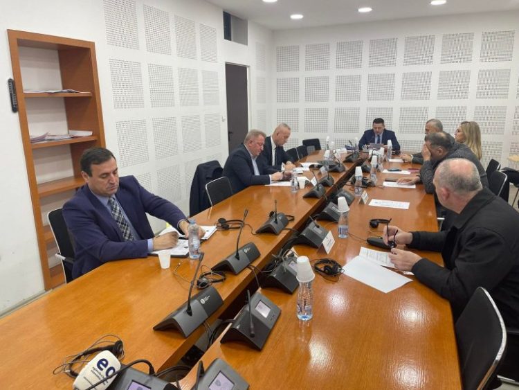 FSK-ja i ‘pajton’ pushtetin dhe opozitën