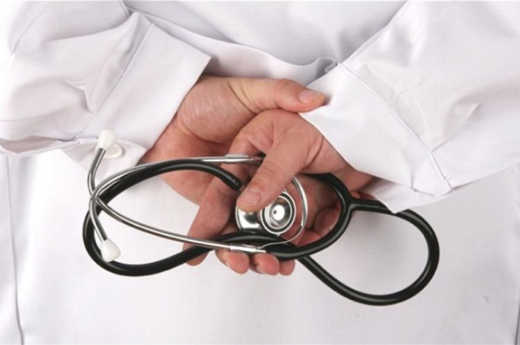 Caktohet masa e arrestit për kirurgun në Vushtrri që dyshohet për marrje ryshfeti