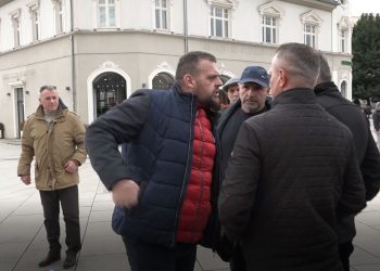 Përplasja e qytetarit me veteranët protestues në sytë e policisë (VIDEO)