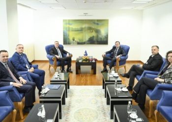 Kurti emëron dy zëvendësministra serbë në dy ministri