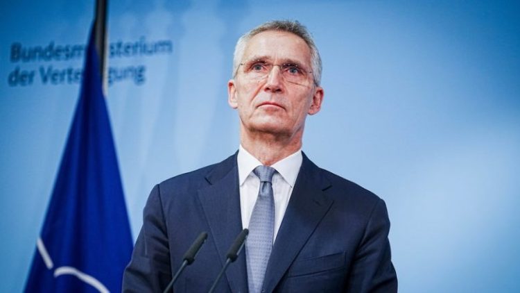Stoltenberg: NATO nuk hyn në konflikt nëse dërgon aeroplanë luftarakë në Ukrainë