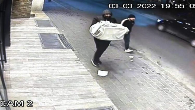 Policia kërkon ndihmë për gjetjen e dy personave, vodhën stoli ari me vlerë prej 20 mijë eurove në Prizren