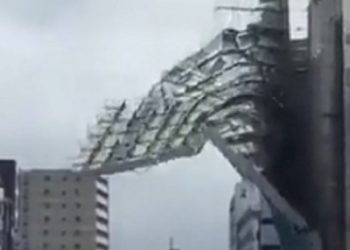 Një pjesë gjigante e ndërtesës shkëputet dhe bie në rrugë, për fat të mirë nuk kishte kalimtar rasti në ato momente (video)