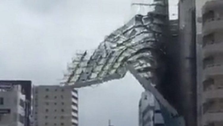 Një pjesë gjigante e ndërtesës shkëputet dhe bie në rrugë, për fat të mirë nuk kishte kalimtar rasti në ato momente (video)