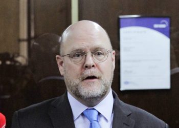 Ambasadori i SHBA bën thirrje për kursim të rrymës: Natën mbulohem me batanije shtesë