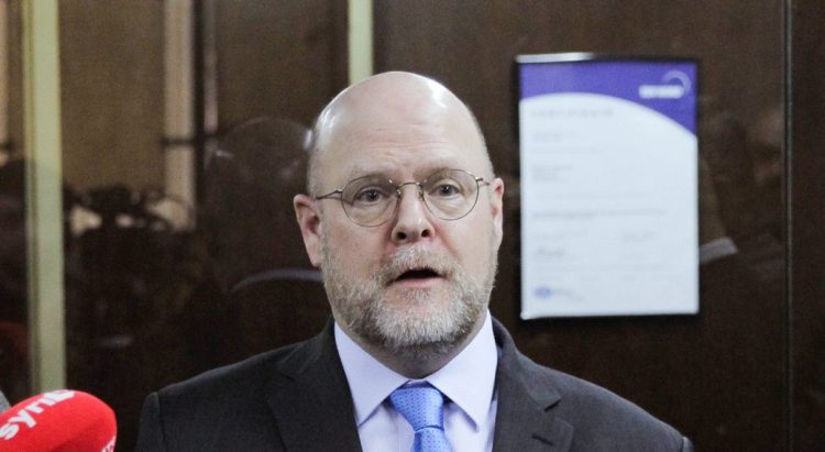 Ambasadori i SHBA bën thirrje për kursim të rrymës: Natën mbulohem me batanije shtesë