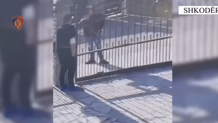 Publikohen pamjet, kërcënohet me armë qytetari në Shkodër