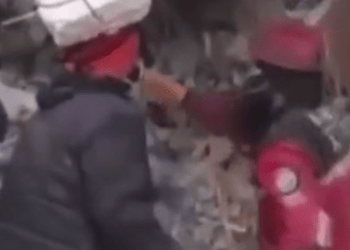 Momenti kur shembet ndërtesa dhe e zë ekipin e kërkim-shpëtimit
